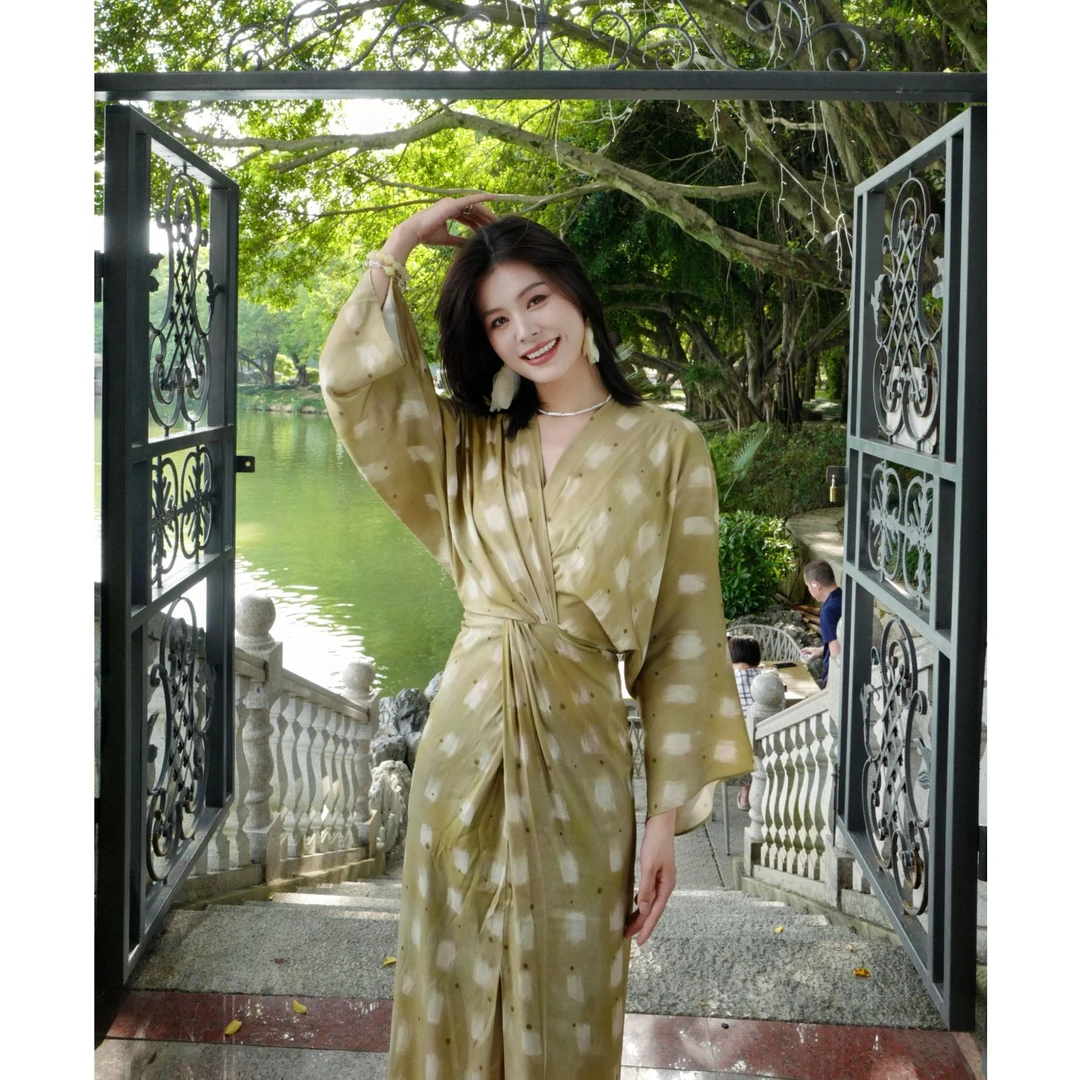 以类设计品牌 Midnattssol苔绿印花交领度假风长裙44316