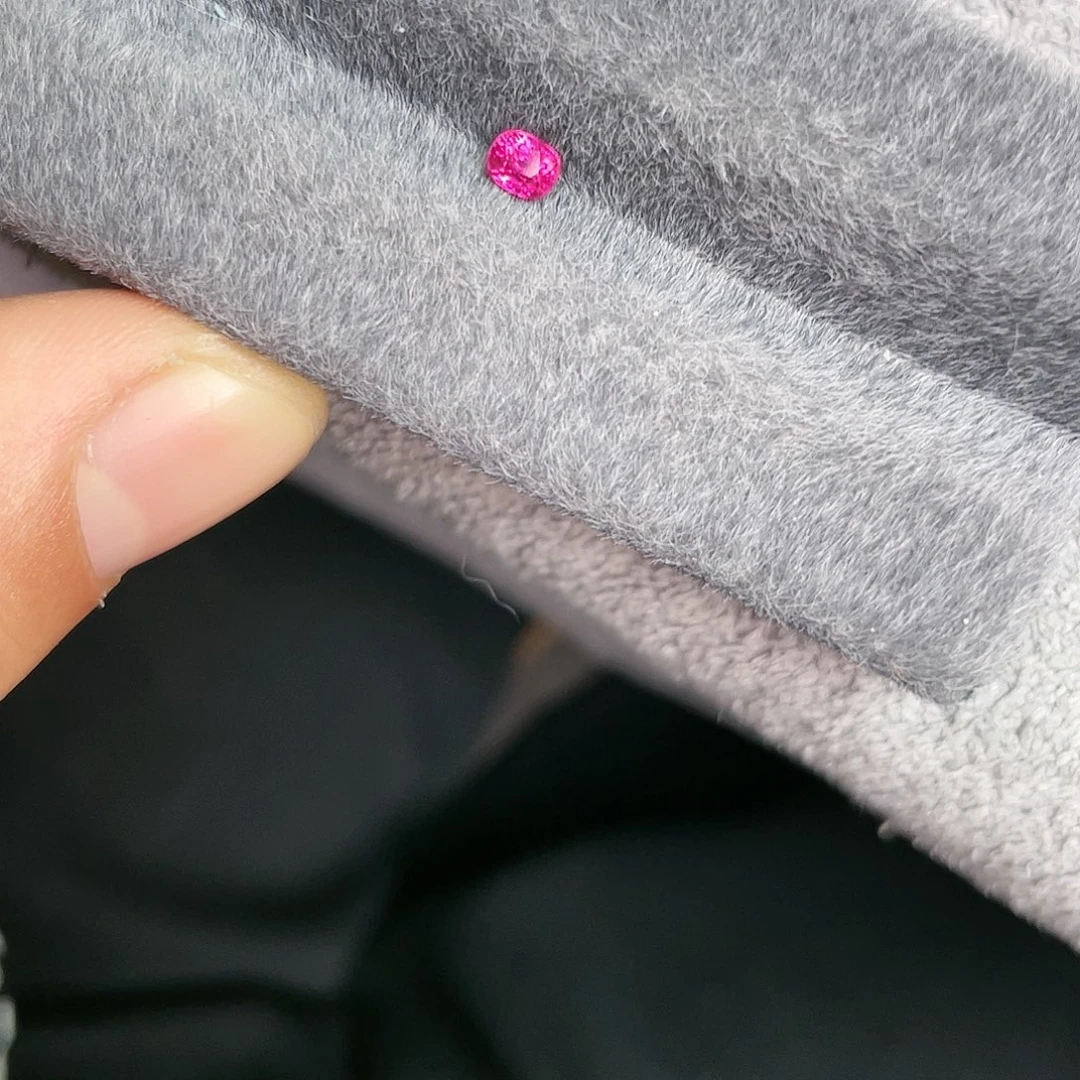红宝石裸石未镶嵌0.33Ct。
