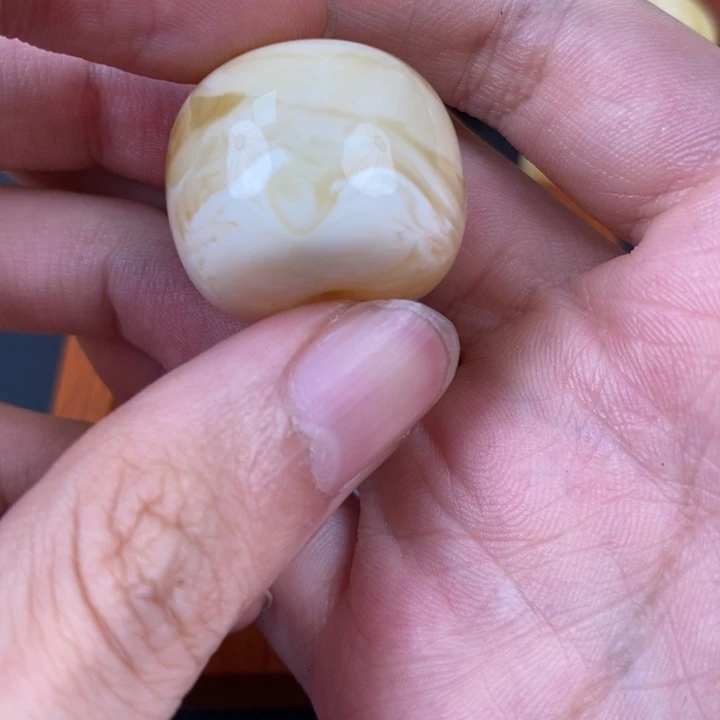 未镶嵌琥珀裸石微瑕