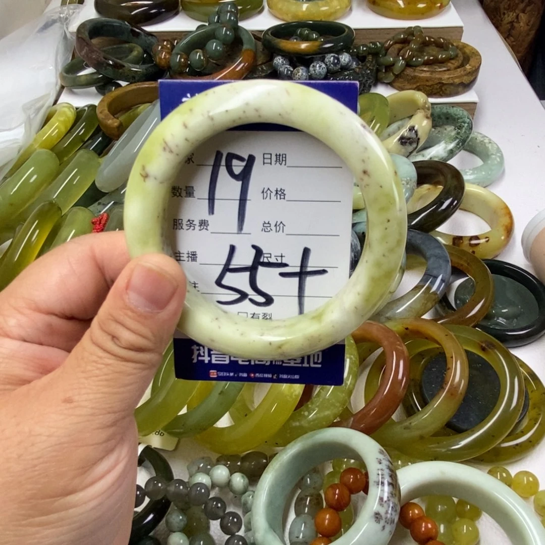 蛇纹石玉未镶嵌手镯（圆镯）