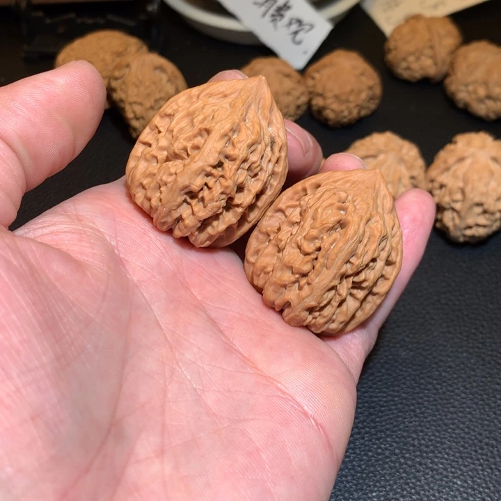 文玩核桃把件向***?鸡心36