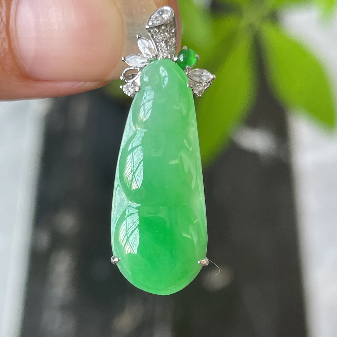 18k金镶嵌天然缅甸A货冰阳绿福豆翡翠吊坠