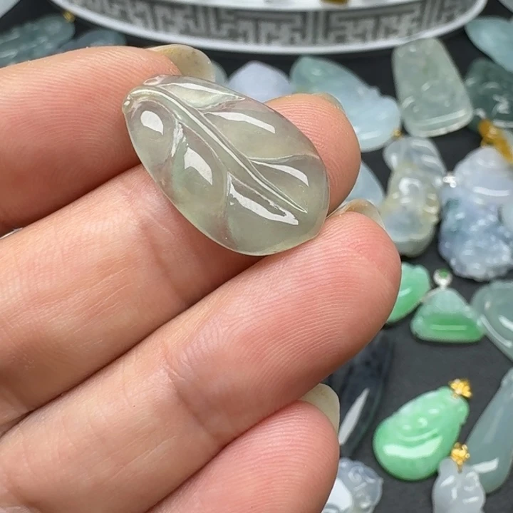 孙***依翡翠未镶嵌吊坠(不含链)