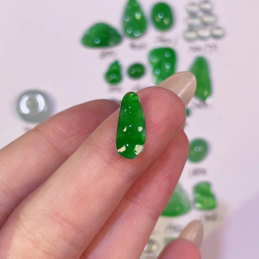 翡翠未镶嵌颈饰裸石