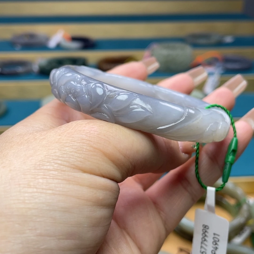 和田玉手镯55圈口。编号89未镶嵌