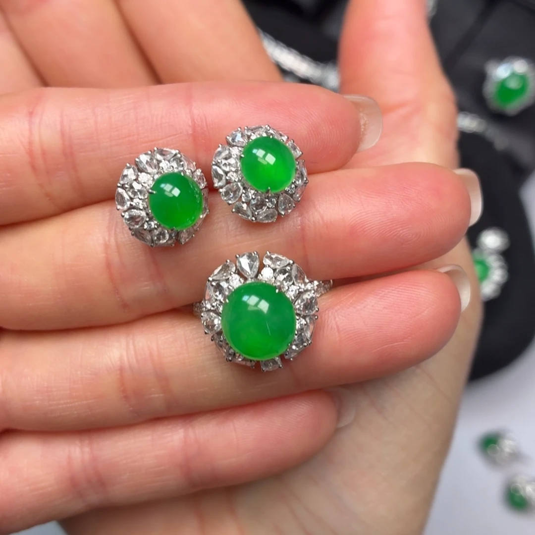 翡翠18K金镶嵌戒指