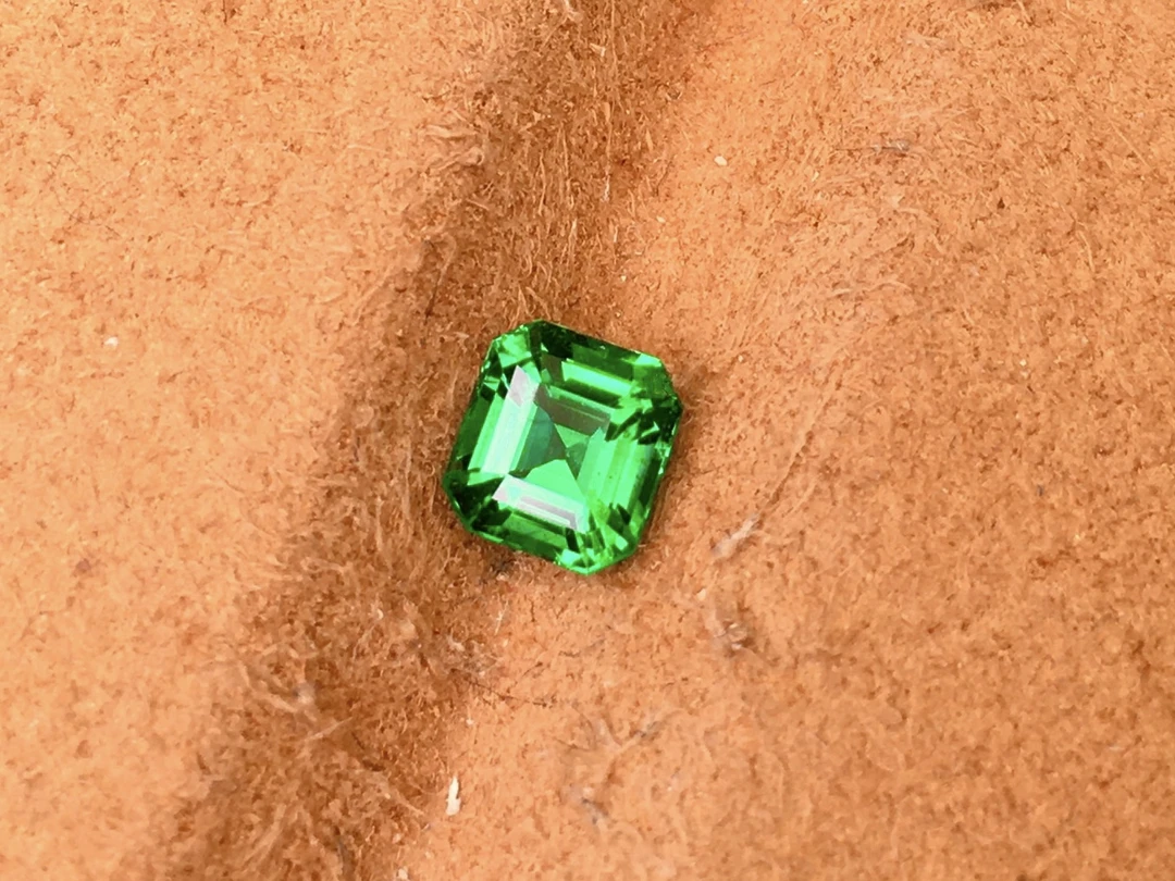 天然无油沃顿祖母绿裸石 重量: 0.51ct  规格: 4.95*4.55*3.43