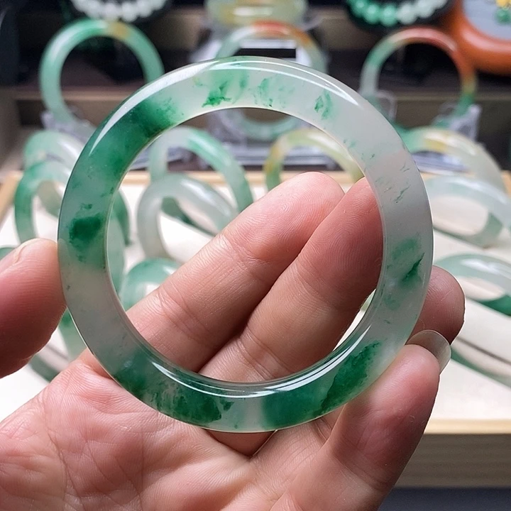 石英质玉（非洲翠）手镯未镶嵌小*。