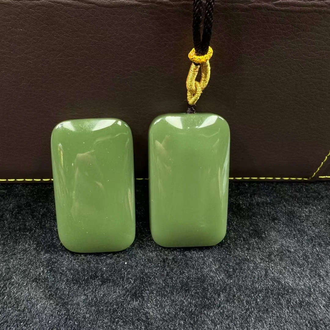 A012天然玉石沙枣青无事牌吊坠多样性发一