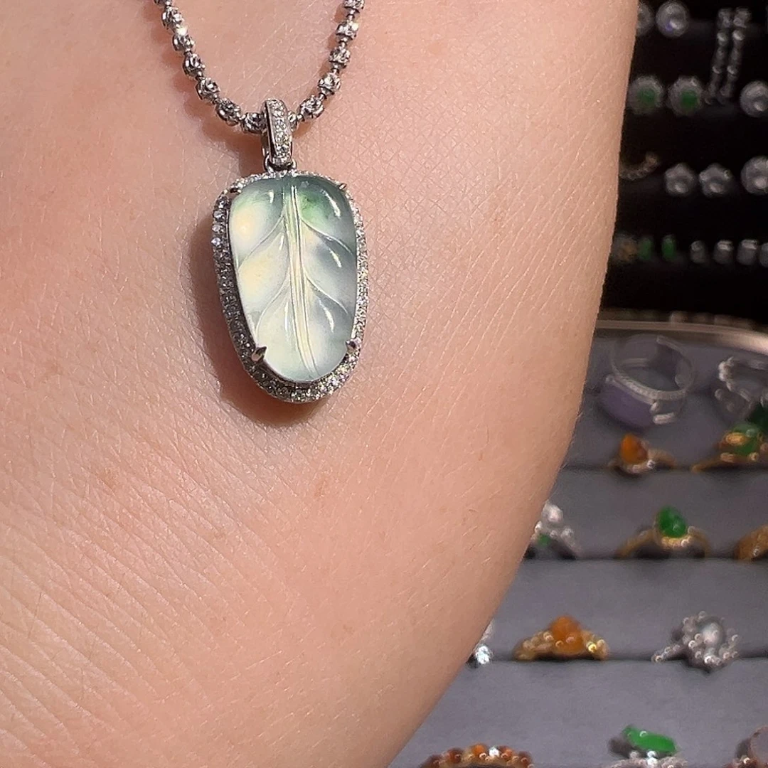 吊坠(不含链)18K金镶嵌翡翠大业有成飘花叶子翡翠锁骨链吊坠