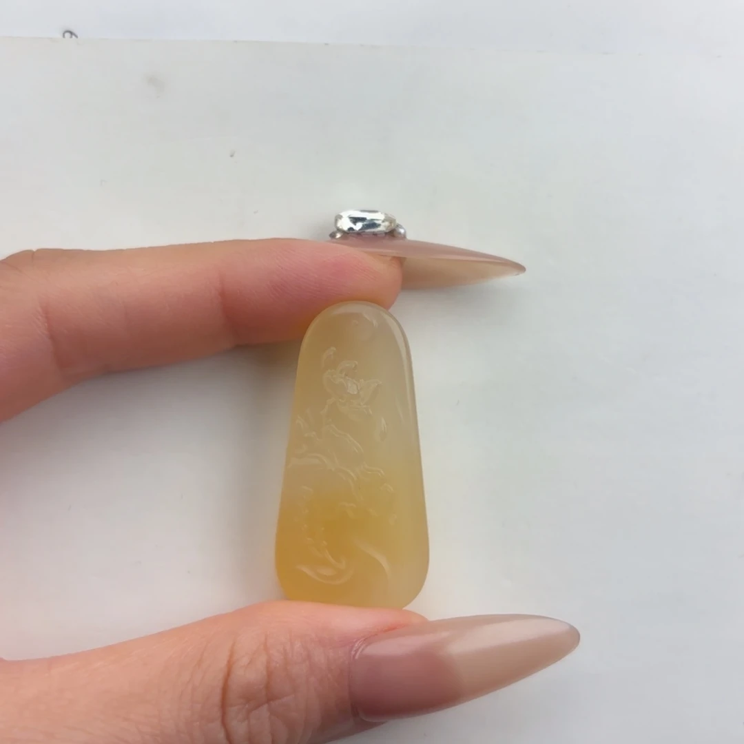 小***哈石英质玉未镶嵌黄蜡石挂件