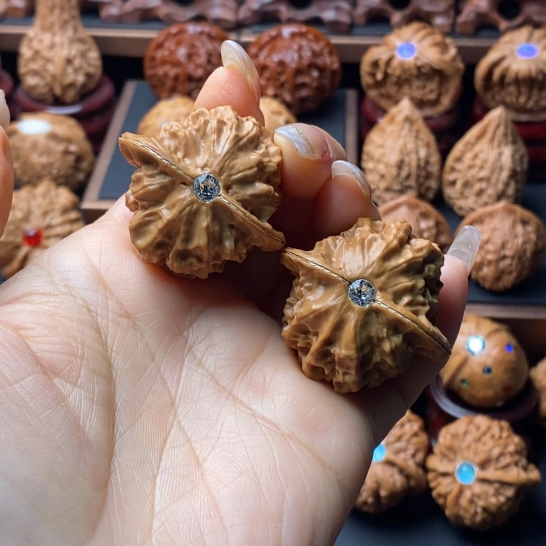 文玩核桃吊坠瓷娃娃