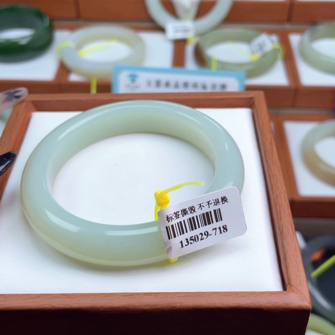 【闪购商品】未镶嵌手镯和田玉54.7