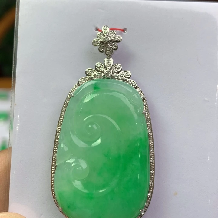 翡翠18K金镶嵌颈饰