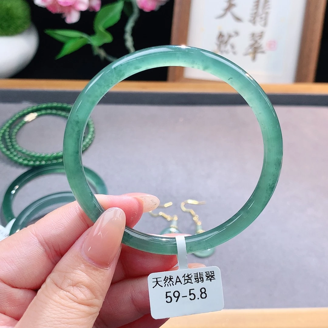 未镶嵌手镯（圆镯）翡翠