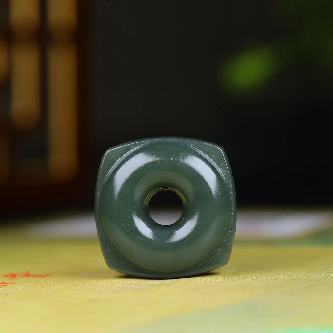 100590和田玉湖水绿四方扣