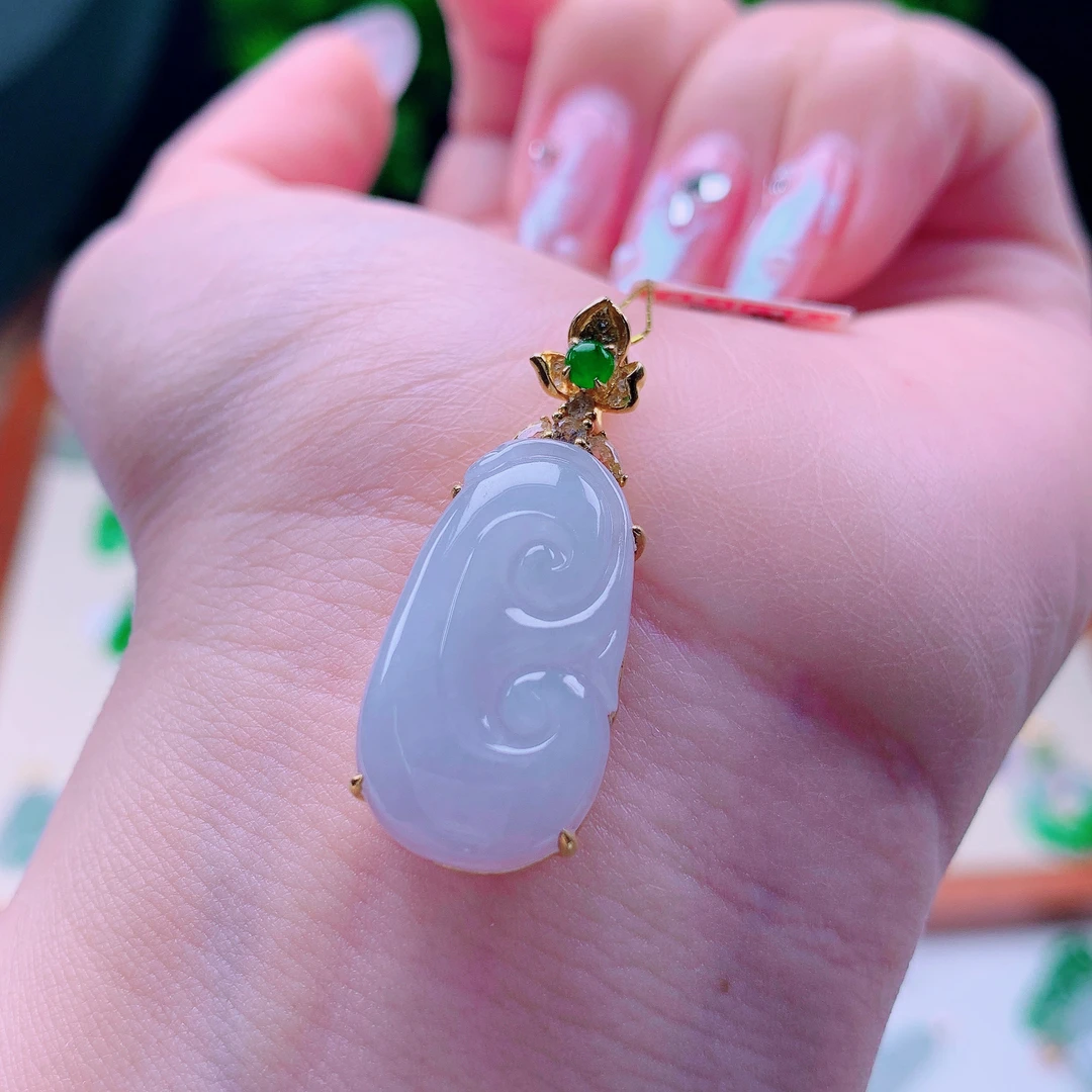 天然缅甸翡翠18K镶嵌如意吊坠、尺寸31.9×13.2×7.0