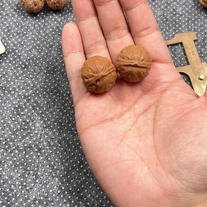 文玩核桃吊坠龙珠