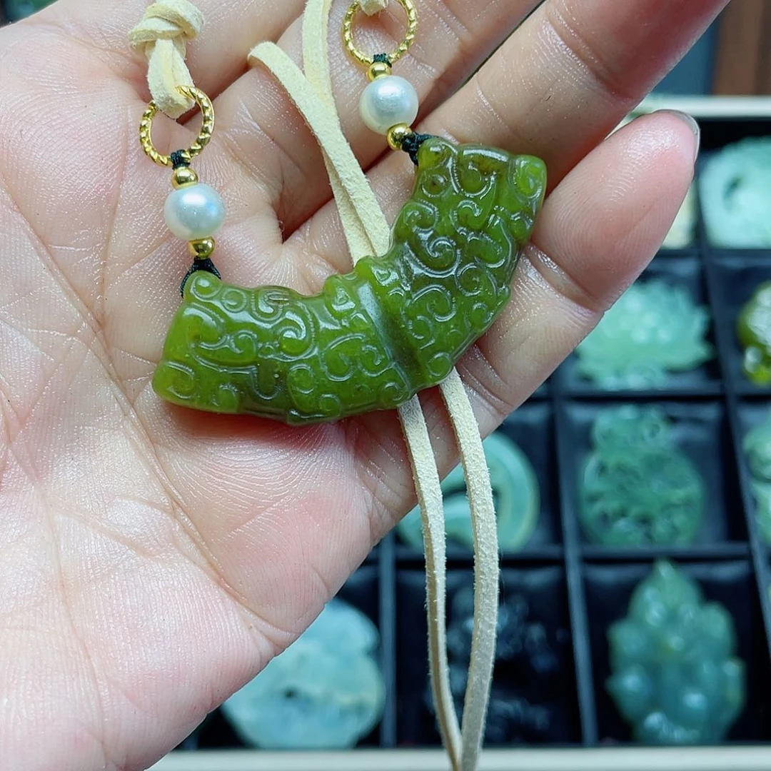 蛇纹石玉未镶嵌颈饰