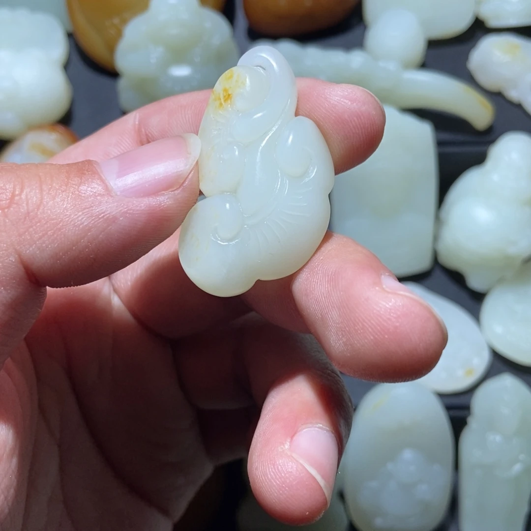 等***于和田玉未镶嵌颈饰