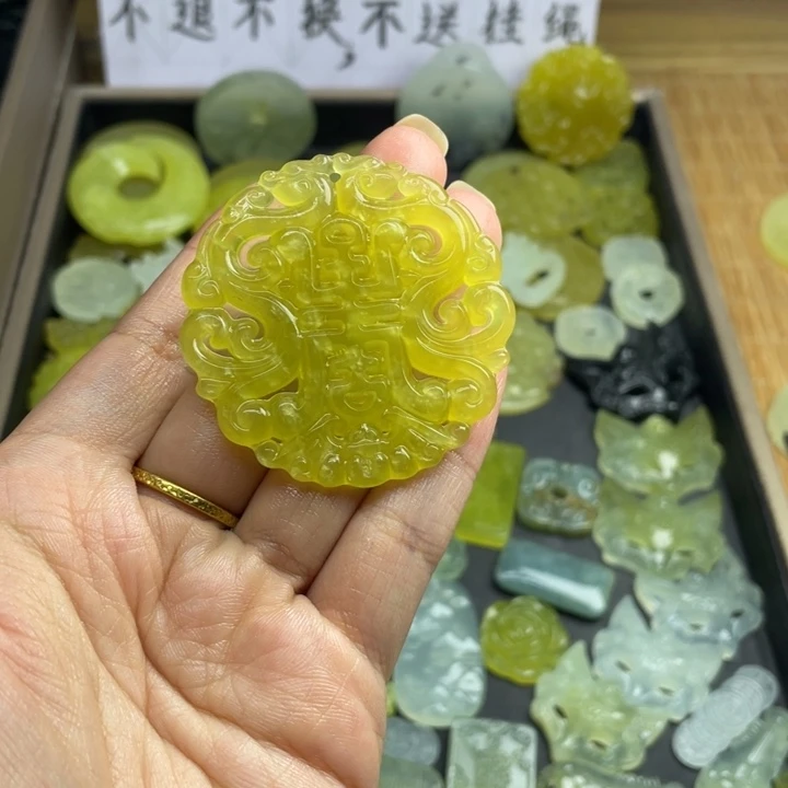 思****蛇纹石玉未镶嵌颈饰