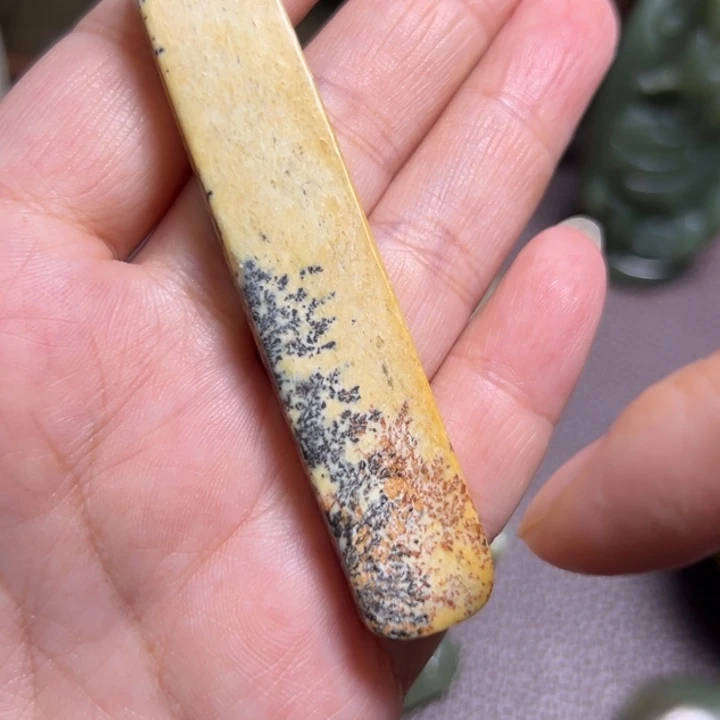 颈饰未镶嵌岫岩河磨玉（透闪石质玉）