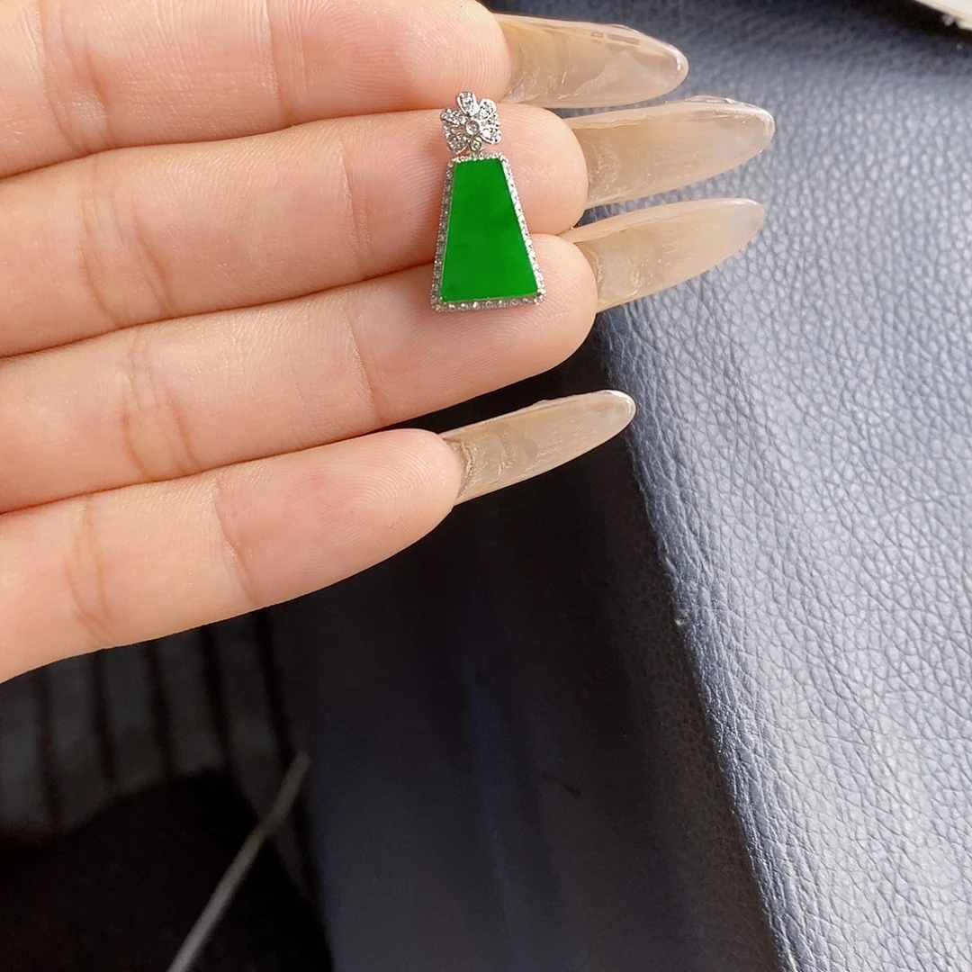 翡翠18K金镶嵌颈饰翡翠