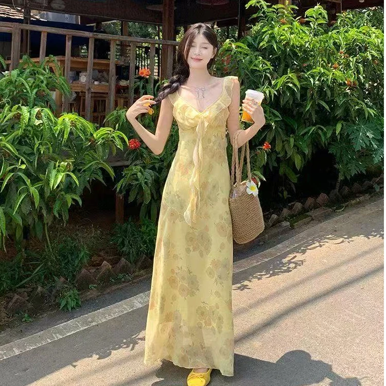 高级感气质减龄法式复古碎花连衣裙小飞袖修身收腰显瘦度假长裙女