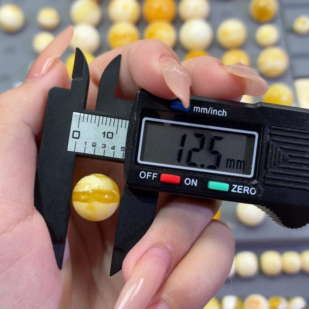 用***8琥珀未镶嵌裸石圆珠