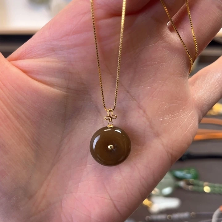 皮***粥和田玉未镶嵌颈饰扣子