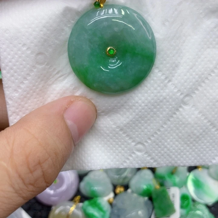 颈饰18K金镶嵌翡翠