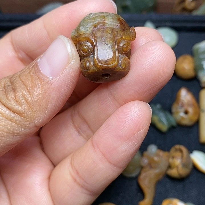 浅***然岫岩河磨玉（透闪石质玉）未镶嵌颈饰