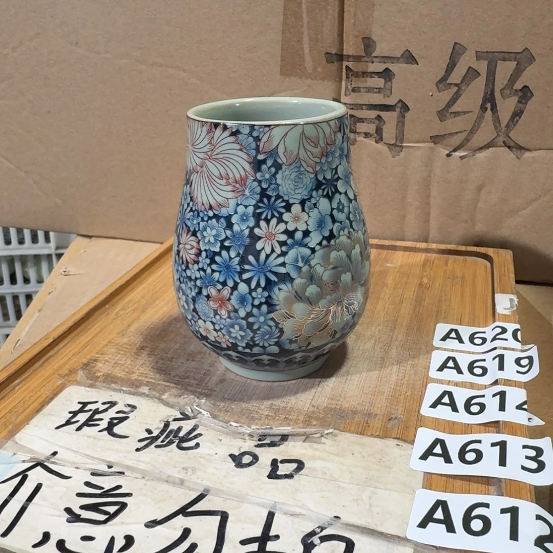 微瑕疵介意勿拍陶瓷器皿K414底部微瑕疵，介意勿拍