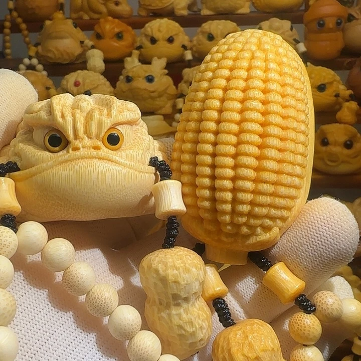 竹高货精雕恶霸蟾和玉米，带竹链，送2油、刷子