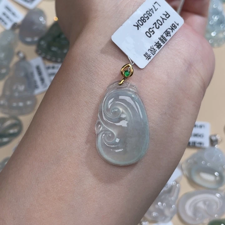 颈饰18K金镶嵌翡翠