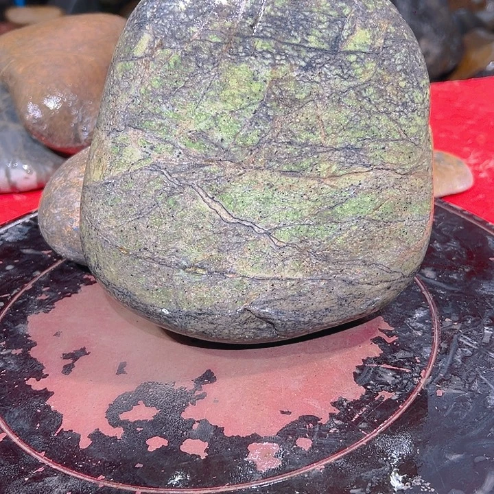 花***言蛇纹石玉足银镶嵌藏玉药王石精美摆件