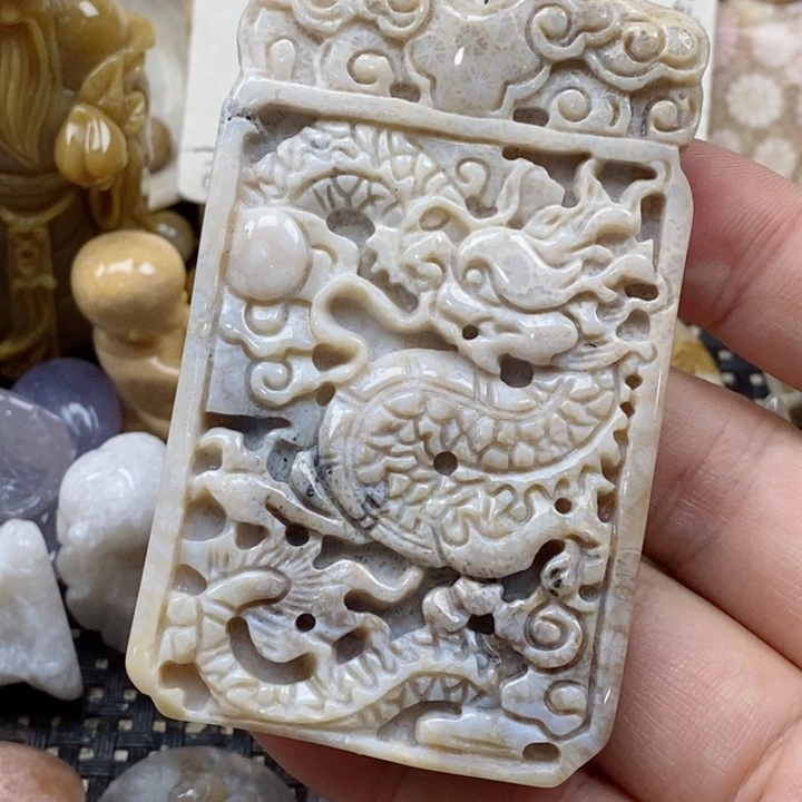 颈饰未镶嵌硅化珊瑚（珊瑚玉）有瑕