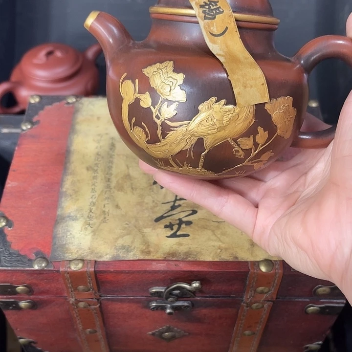 红泥茶壶原矿泥料手工制作的一把紫砂壶。