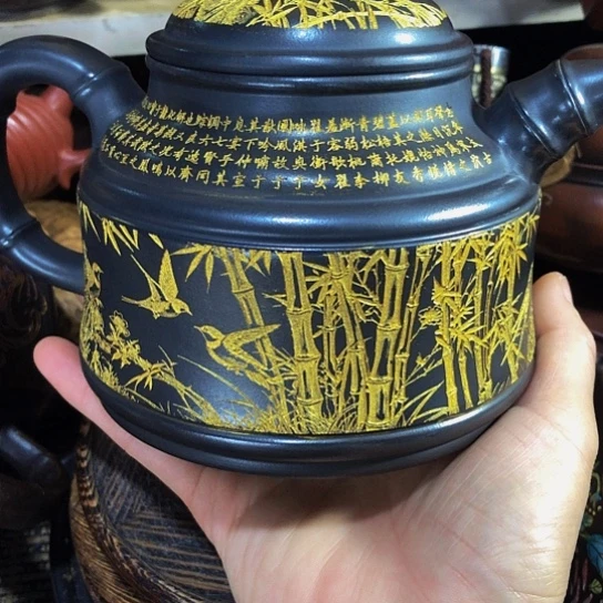 茶壶紫砂原矿泥料手工制作的一把紫砂壶。