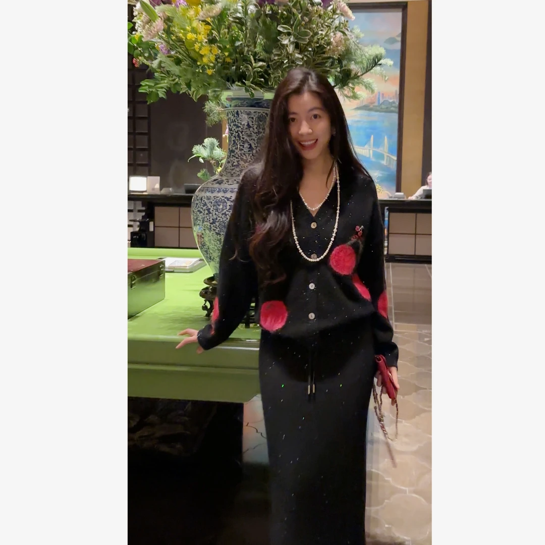 【N·COU】25冬新款【红樱桃】V领樱桃提花刺绣绵羊毛开衫DY10389