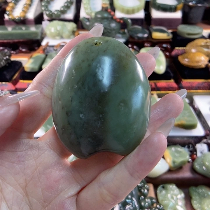 颈饰未镶嵌透闪石质玉