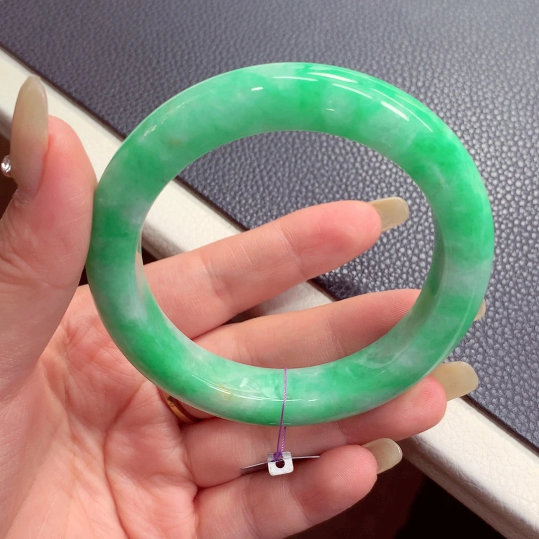 翡翠手镯未镶嵌翡翠