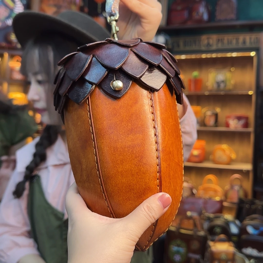 張***，黄牛剖层皮革橡果单肩包