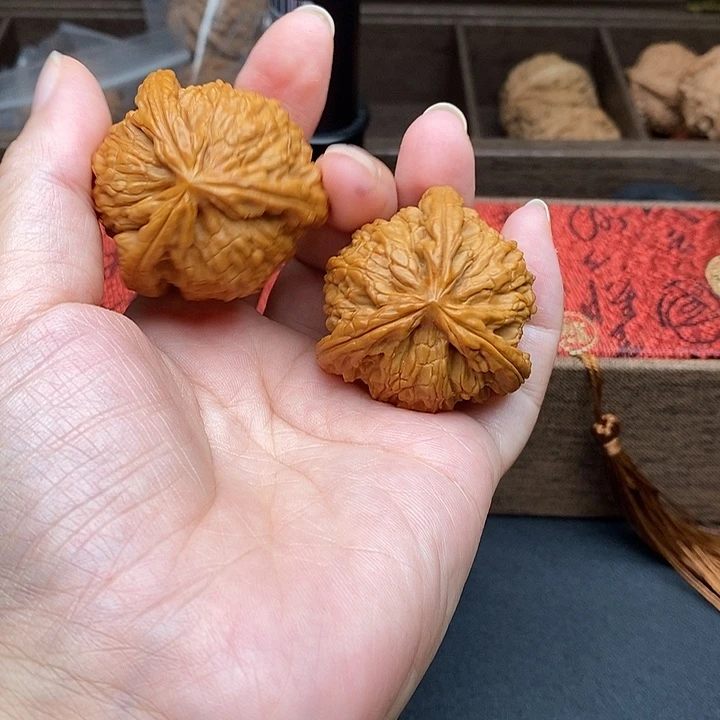 洲***文玩核桃把件白奔