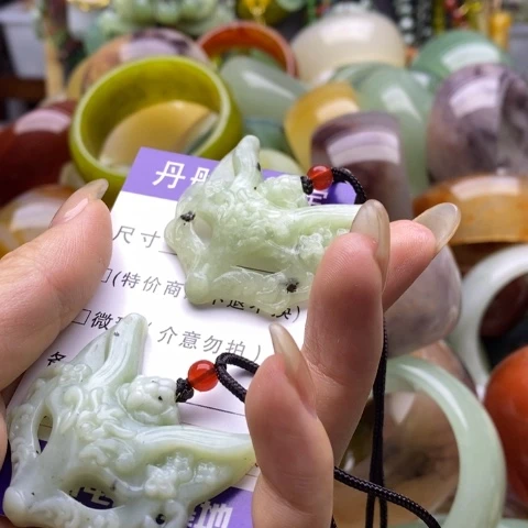 未镶嵌蛇纹石玉颈饰