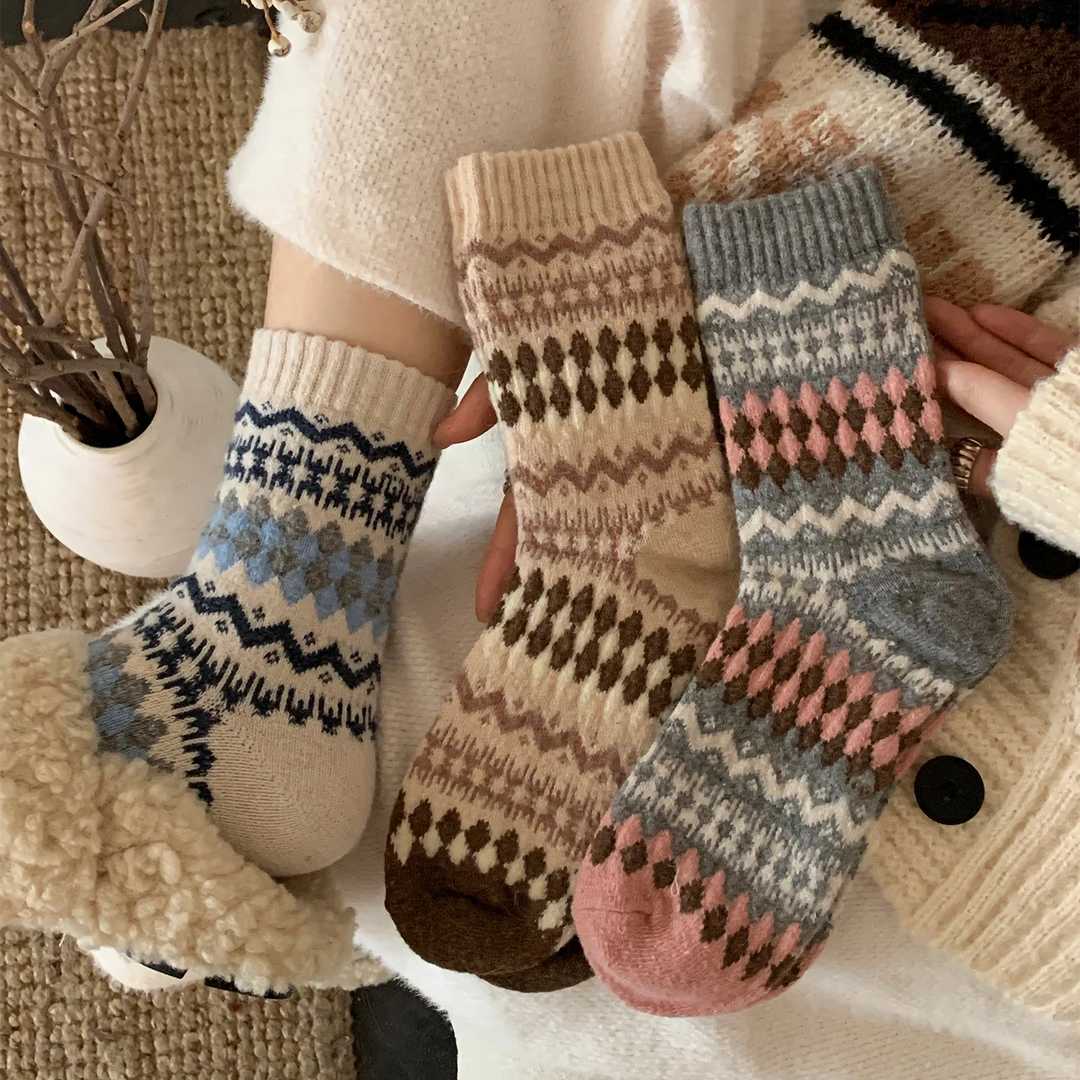 费尔岛羊毛袜子女中筒袜秋冬加厚加绒保暖复古冬天睡眠毛绒长筒袜