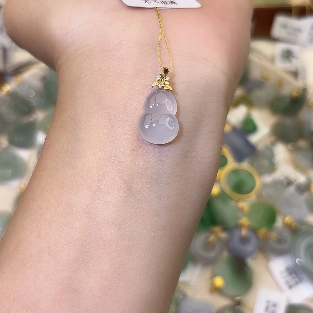 翡翠18K金镶嵌颈饰葫芦