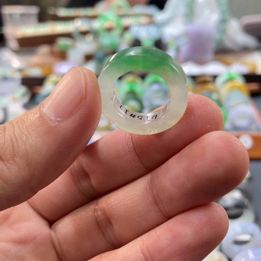 定制翡翠未镶嵌芝***堡翡翠
