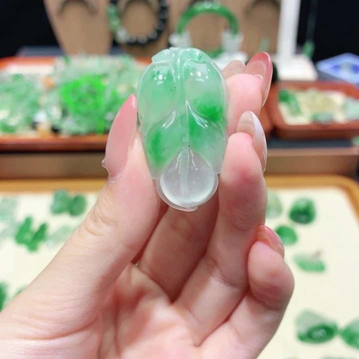 石英质玉（非洲翠）未镶嵌颈饰