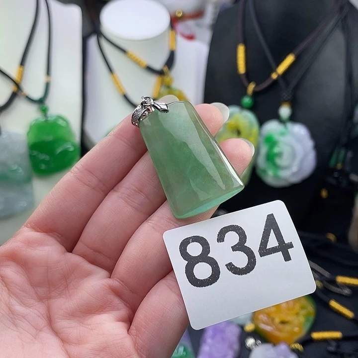 翡翠未镶嵌吊坠(赠链)